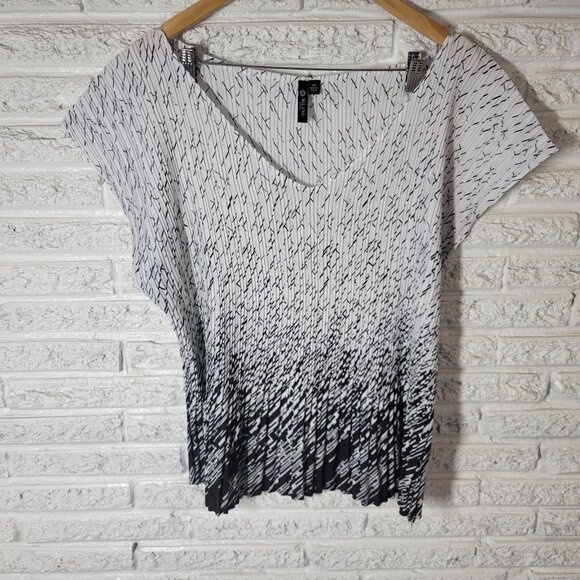 Milano Women's 3X Plus Top Blouse Black White Geometric V-Neck GEO117E - Picture 4 of 9